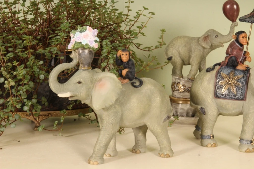 Escultura de elefante com macaco - marrom - 17 cm