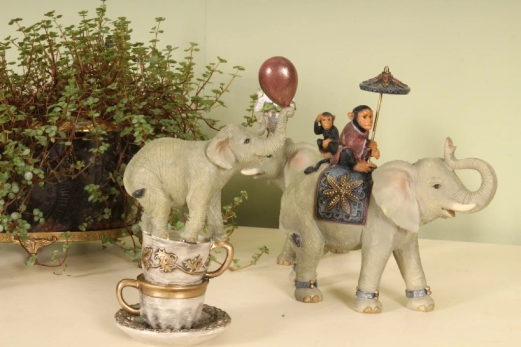 Escultura de animal Elefante com macaco - marrom - 19 cm