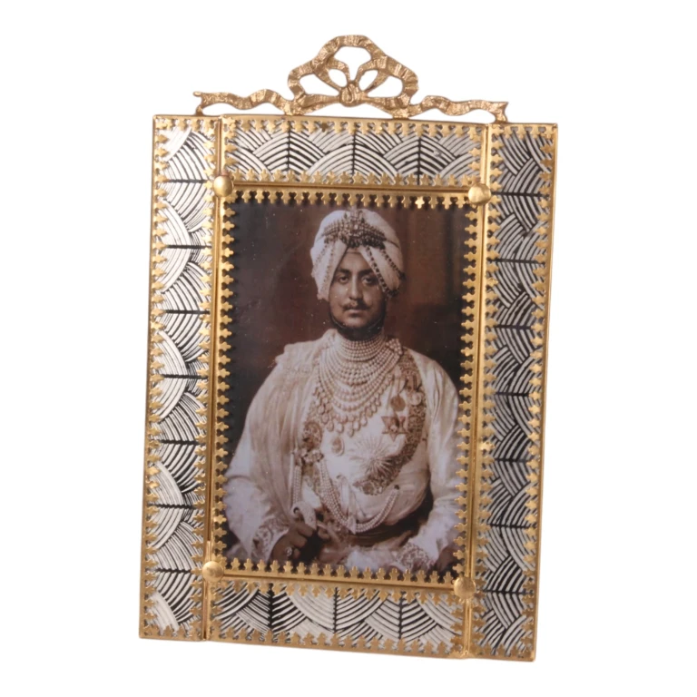 Moldura de Foto 10x15 cm - dourada - latão - em pé