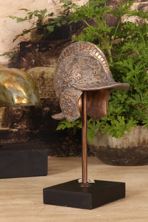Capacete sobre base - dourado - 29,5 cm - resina sintética