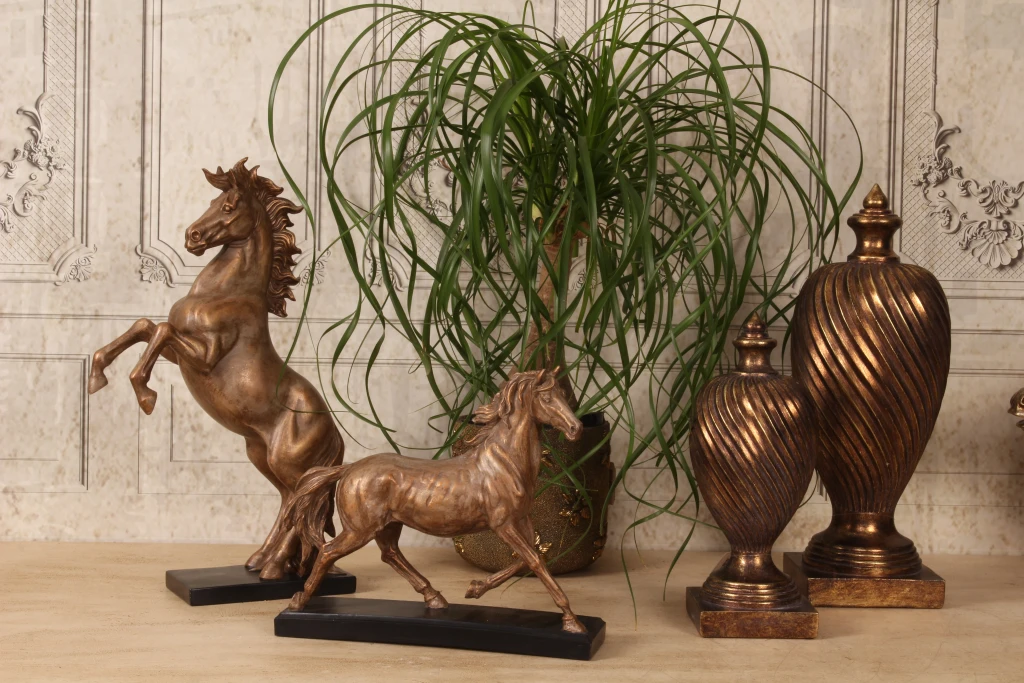 Escultura de cavalo em tom de bronze - 25 cm