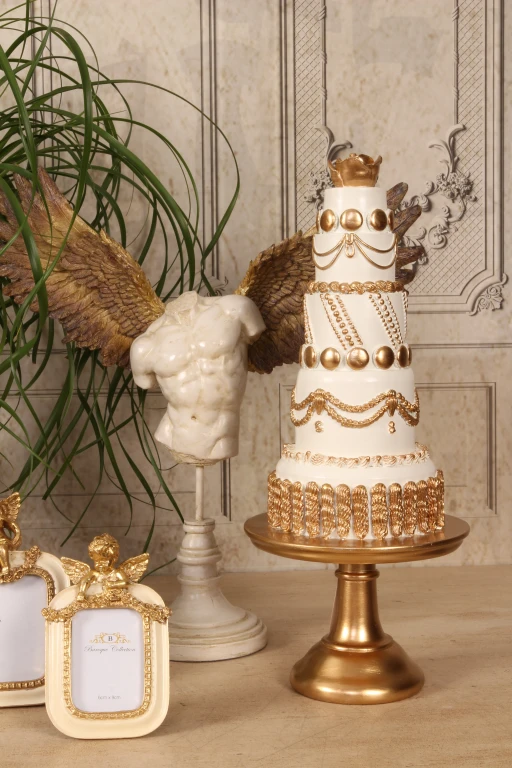 Bolo decorativo - branco/creme com ouro - 47 cm - resina artística