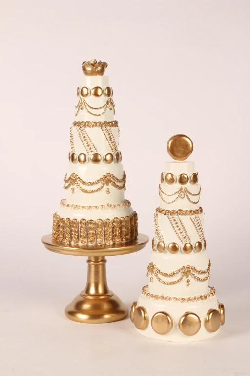 Bolo decorativo - branco/creme com ouro - 33,5 cm - resina artística