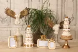 Decoratietaart - wit/crème met goud - 33,5 cm - kunsthars