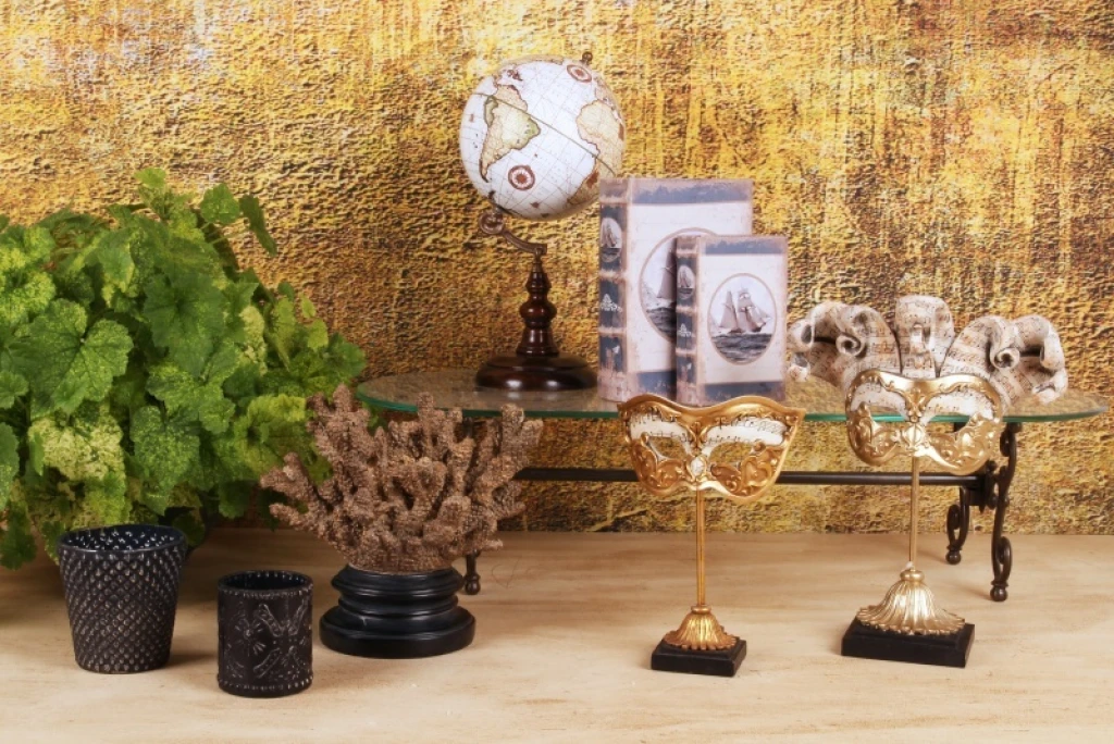 Máscara decorativa em pé - dourada - 28 cm - resina artística