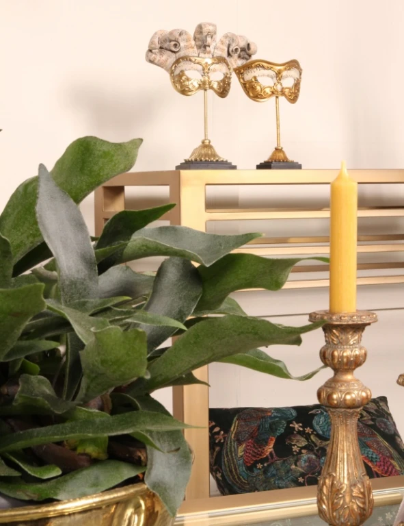 Máscara decorativa em pé - dourada - 28 cm - resina artística