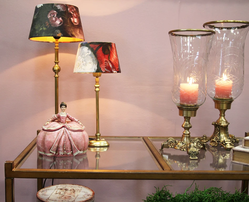 Castiçal Vanna - 57 cm - dourado - latão e vidro