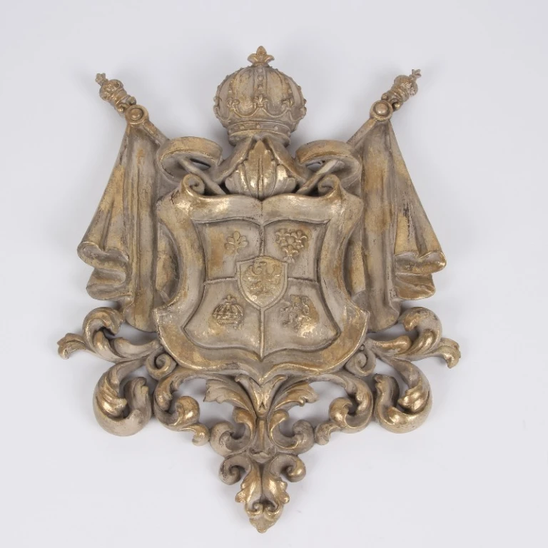 Placa de Parede Brasão - bege/ouro - 36,5 cm - resina sintética