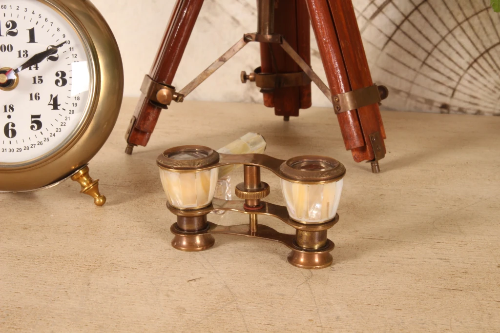 Binóculo decorativo - dourado/branco - latão - 18 cm